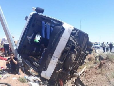 واژگونی اتوبوس ۱۸ مصدوم و ۲ کشته برجا گذاشت.