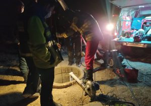 پس از حدود ۶ ساعت تلاش نیروهای امدادی، پدر و پسر محبوس شده در قنات نجات پیدا کردند