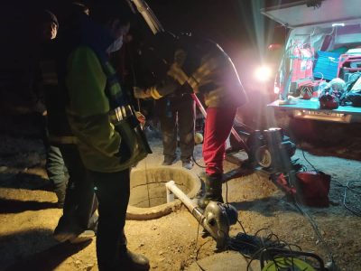 پس از حدود ۶ ساعت تلاش نیروهای امدادی، پدر و پسر محبوس شده در قنات نجات پیدا کردند