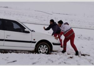 اسکان اضطراری ۱۳ مسافر گرفتار در محور‌های برف گیر غرب استان اصفهان/ امدادرسانی به ۲۰ خودرو گرفتار