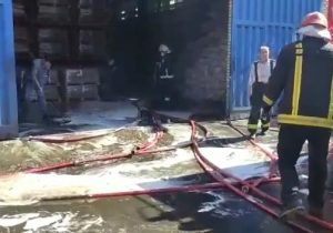 مهار حریق در شرکت تولید لنت در کاشان