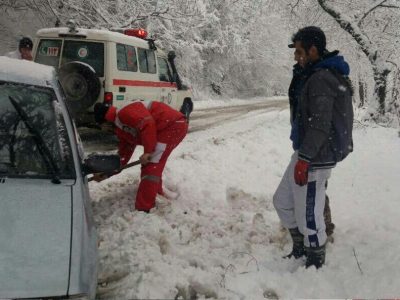نجات ۶۰۰ مسافر در راه مانده در مناطق برف گیر اصفهان