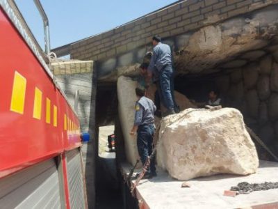 گیر کردن تریلر حامل سنگ در زیر گذر چشمه لادر موجب مسدود شدن ۲ ساعته این مسیر شد