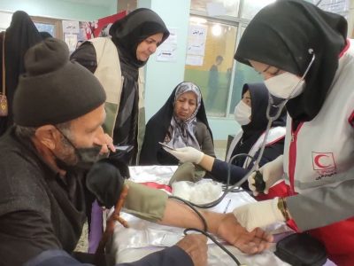 اعزام کاروان سلامت به محله کم برخوردار وازیچه توسط داوطلبان جمعیت هلال احمر شهرستان خمینی شهر