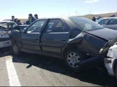 تصادف کامیون باری با ۱۲ خودروی سواری در اصفهان