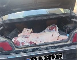 برخورد قانونی با حمل غیربهداشتی گوشت قرمز توسط خودروی سواری توسط شبکه دامپزشکی شهرستان دهاقان
