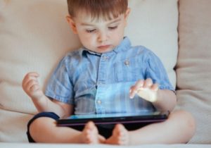 خطرات استفاده کودکان از تلفن همراه