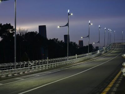 پل خورزوق در محور آزادراه معلم اصفهان روشن می‌شود 