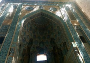 تخریب تزیینات سردر «خانقاه شیخ‌ عبدالصمد» نطنز با هدف یافتن گنج