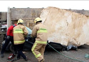 سقوط سنگ معدن از تریلر در کاشان ۵ مصدوم بر جای گذاشت