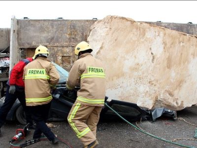 سقوط سنگ معدن از تریلر در کاشان ۵ مصدوم بر جای گذاشت