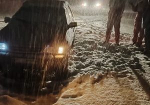 امدادرسانی به ۱۷ خودرو و ۲۱۶ فرد گرفتار شده در محورهای برفگیر اصفهان