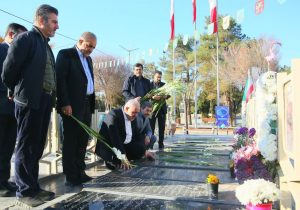 حضور وزیر نیرو و استاندار اصفهان در گلستان شهدا و احترام به مقام شامخ شهدا