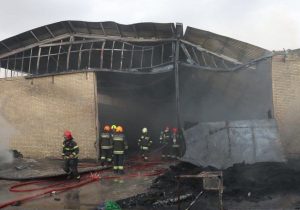 مهار حریق گسترده در کارگاه تزریق پلاستیک در اصفهان