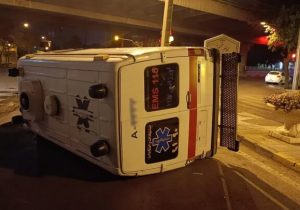 واژگونی آمبولانس اورژانس اصفهان در پی برخورد با خودروی پراید