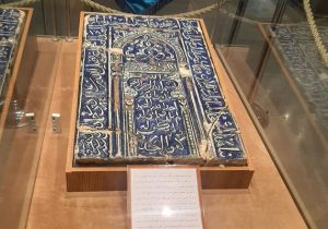 رونمایی از کاشی ارزشمند ۸۰۰ ساله مسجد تاریخی کله روستای قهرود کاشان