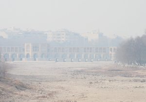 وزش باد شدید و گرد و خاک در راه اصفهان