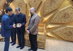 اهدای هدایای متبرک رهبر انقلاب به قاریان نوجوان اصفهانی توسط استاندار اصفهان