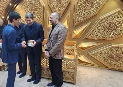 اهدای هدایای متبرک رهبر انقلاب به قاریان نوجوان اصفهانی توسط استاندار اصفهان