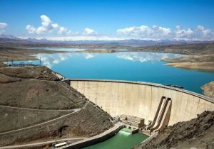 وضعیت سد زاینده‌رود بحرانیست/۷۰ درصد حجم سد خالی است