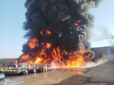 اطفای حریق گسترده در کارگاه فرآورده‌های نفتی در جاده‌زیار با مشارکت آتش‌نشانی اصفهان