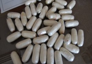 کشف ۵۰ بسته هروئین از معده قاچاقچی مواد