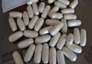 کشف ۱۴۰ بسته هروئین از معده قاچاقچیان