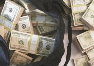 امانت داری مأموران پلیس و بازگرداندن کیف ۳۰۰ میلیونی به صاحبش