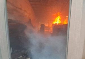 نجات نوجوان ۱۴ ساله از میان دود غلیظ در حریق خیابان صائب