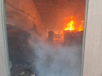 نجات نوجوان ۱۴ ساله از میان دود غلیظ در حریق خیابان صائب