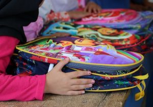 توزیع ۳۰۰۰ بسته نوشت‌افزار در ۱۳ منطقۀ آموزشی استان اصفهان