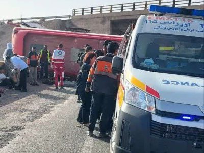 واژگونی اتوبوس مسافربری در محور نایین به اردستان با دو فوتی و ۲۶ مصدوم