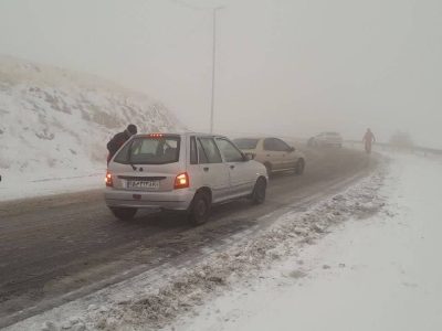 امدادرسانی به ۲۳ خودرو در مناطق برف گیر غرب اصفهان