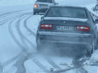 بارش برف و لغزندگی محورهای مواصلاتی غرب استان