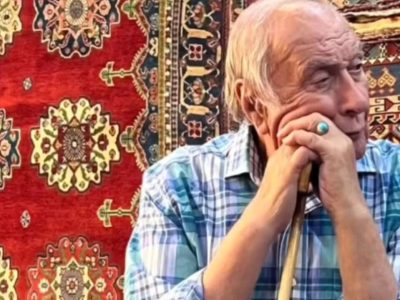 استاد هوشنگ جزی زاده در کنار مزار حسن کسایی آرام می گیرد