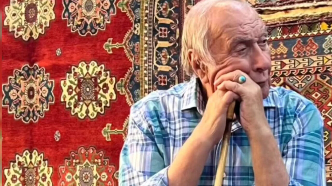 استاد هوشنگ جزی زاده در کنار مزار حسن کسایی آرام می گیرد استاد هوشنگ جزی زاده در کنار مزار حسن کسایی آرام می گیرد