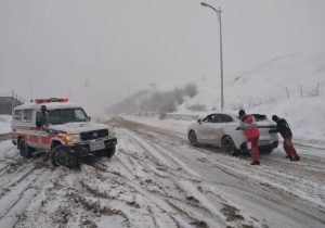 جاده‌های غربی و جنوبی اصفهان برفی و لغزنده است