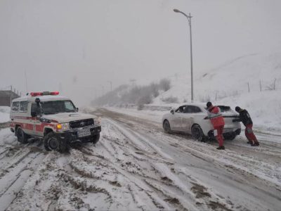 جاده‌های غربی و جنوبی اصفهان برفی و لغزنده است